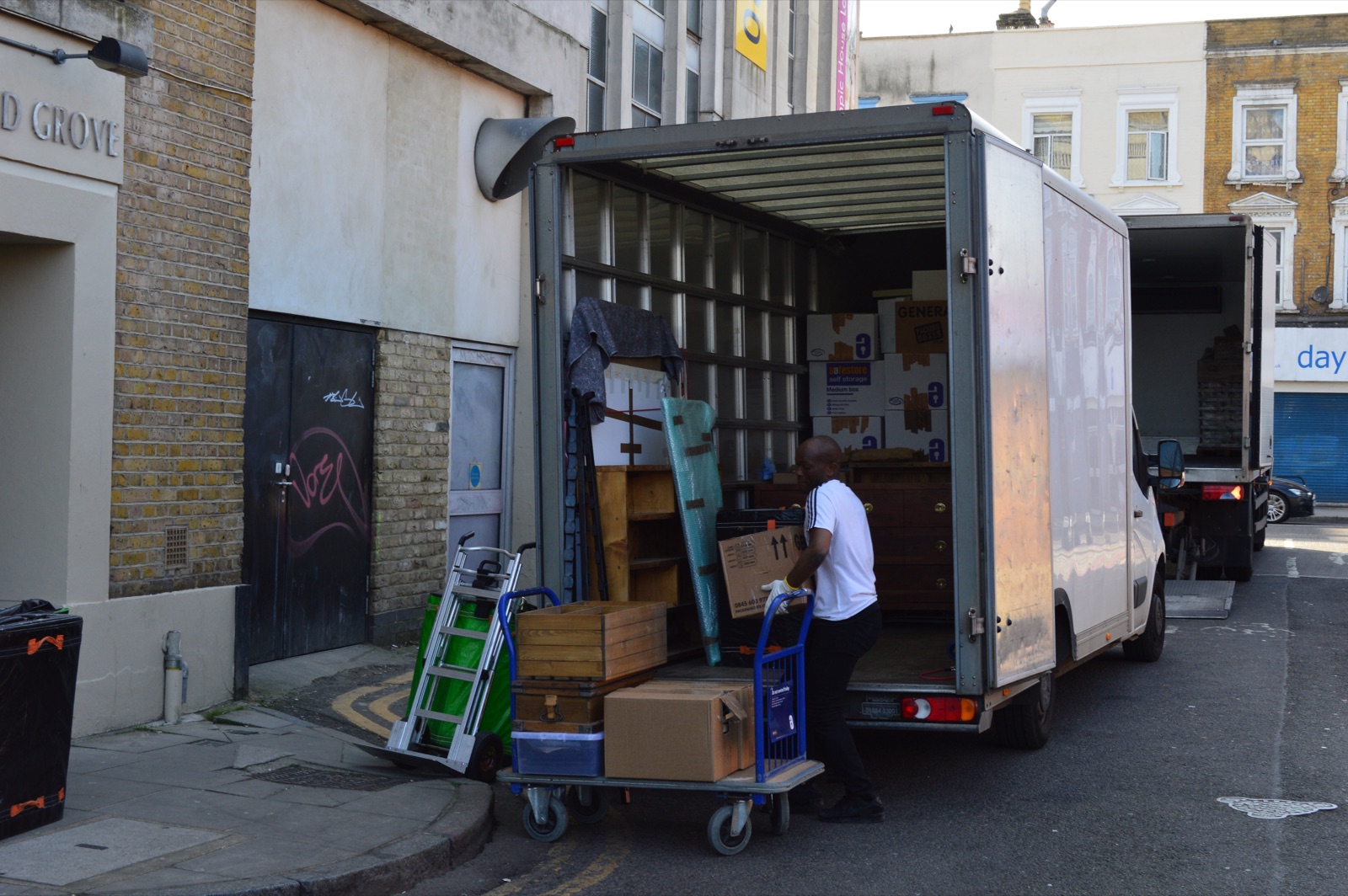 Mover using a trolley for a business move