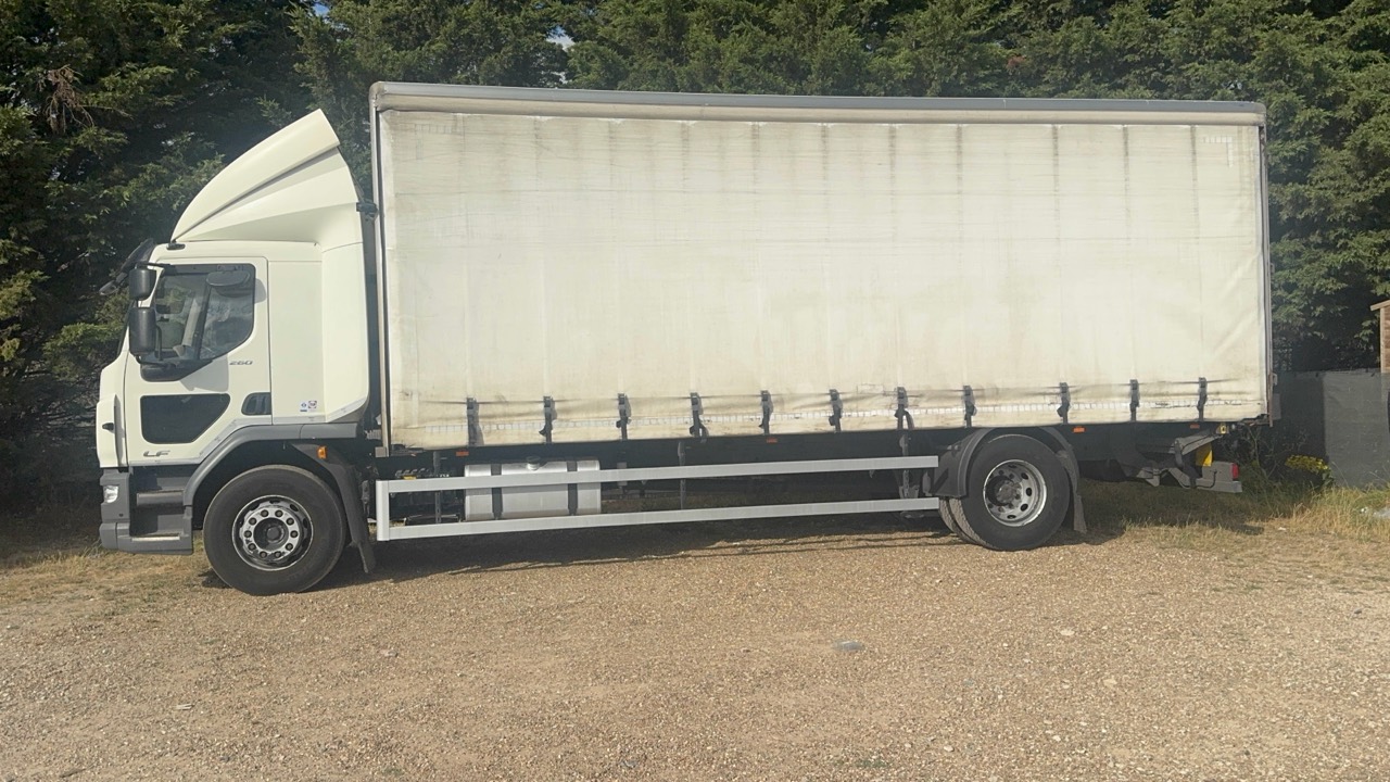 Side profile of the 18-tonne removal lorry